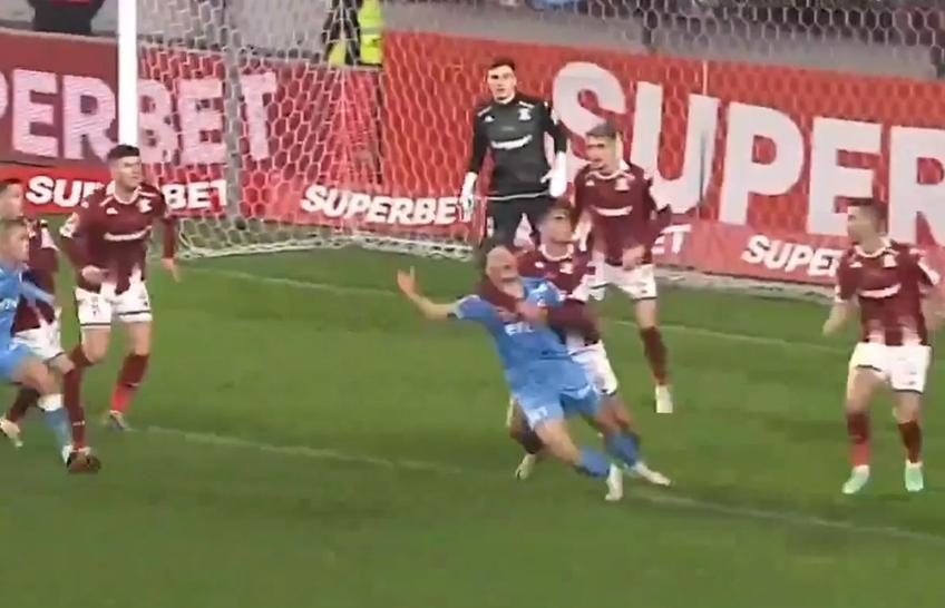 Robert Bădescu a pus mâinile pe adversar / FOTO: Captură TV @Orange Sport 1
