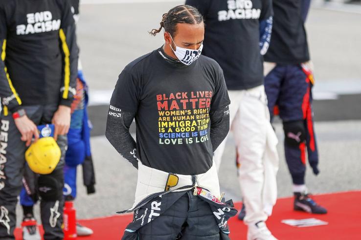 Lewis Hamilton și mesajele pe care le-a afișat de-a lungul timpului pe marile scene din Formula 1 / Sursă foto: Imago Images