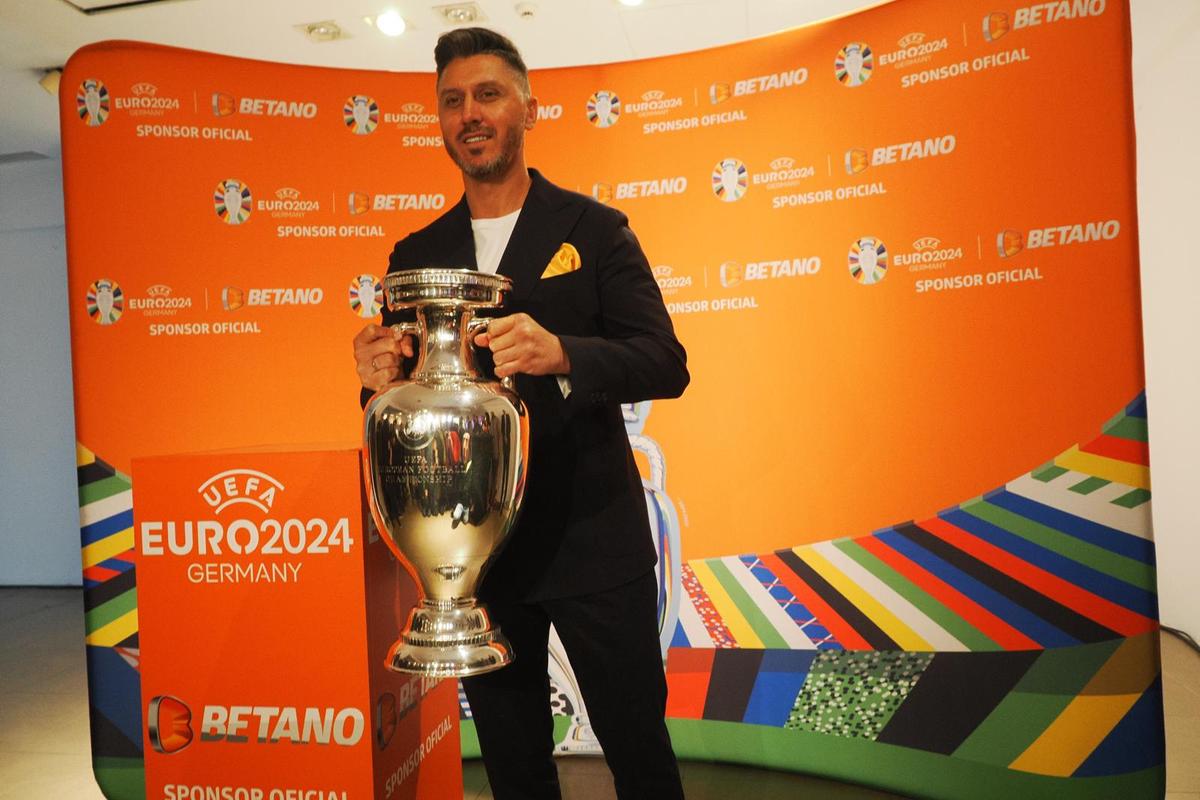 Trofeul EURO a ajuns la București
