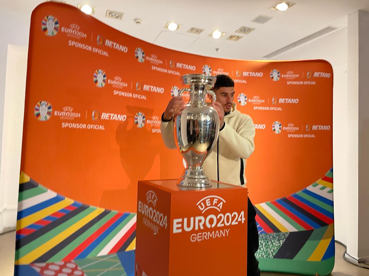 Trofeul EURO a ajuns la București