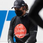 Lewis Hamilton și mesajele pe care le-a afișat de-a lungul timpului pe marile scene din Formula 1 / Sursă foto: Imago Images