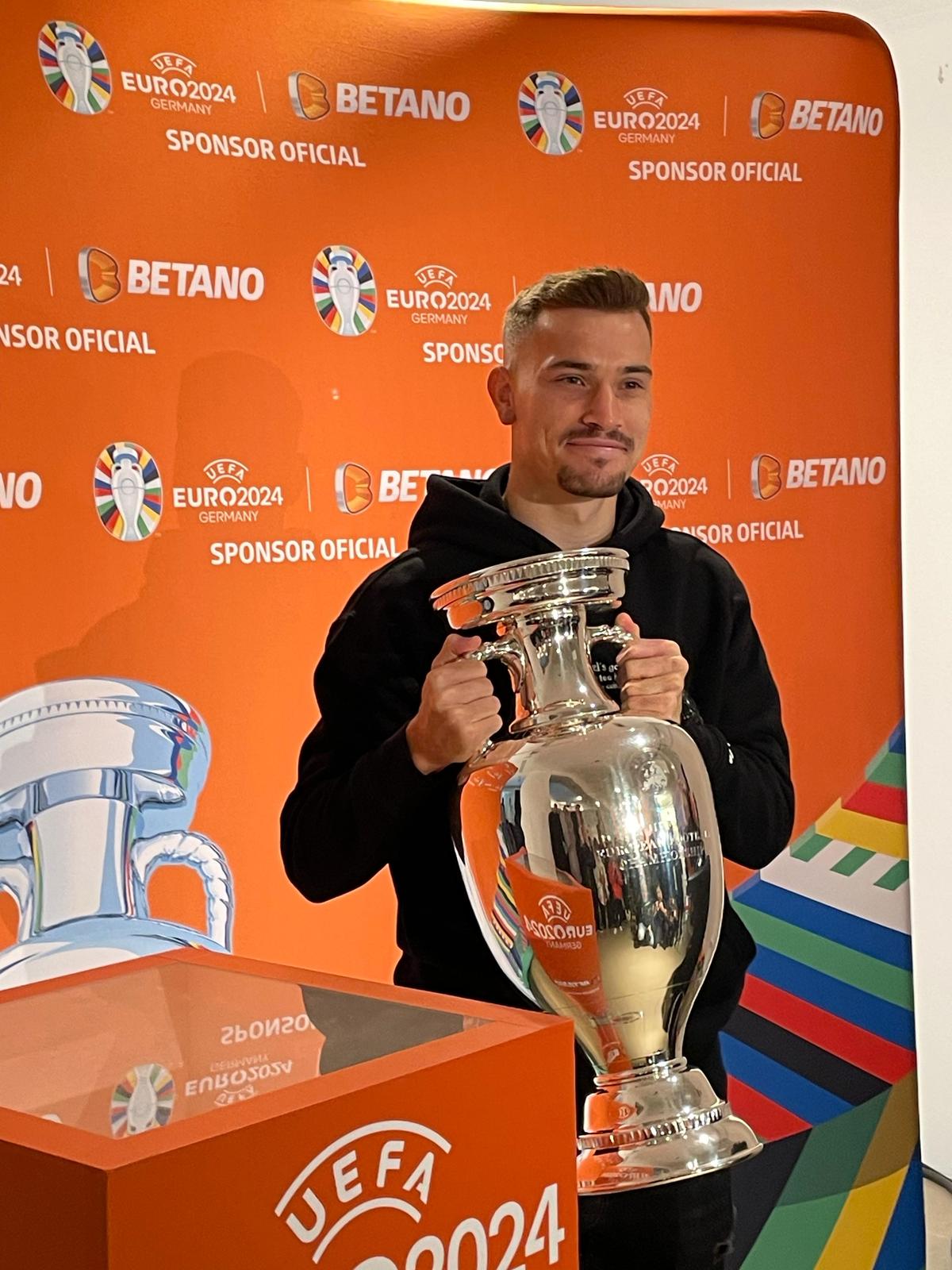 Trofeul EURO a ajuns la București