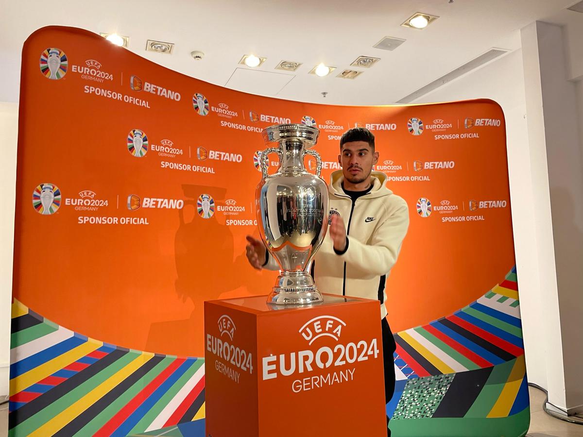 Trofeul EURO a ajuns în România » Ciprian Marica e optimist: „Grecia a făcut o surpriză, noi de ce nu am face?”