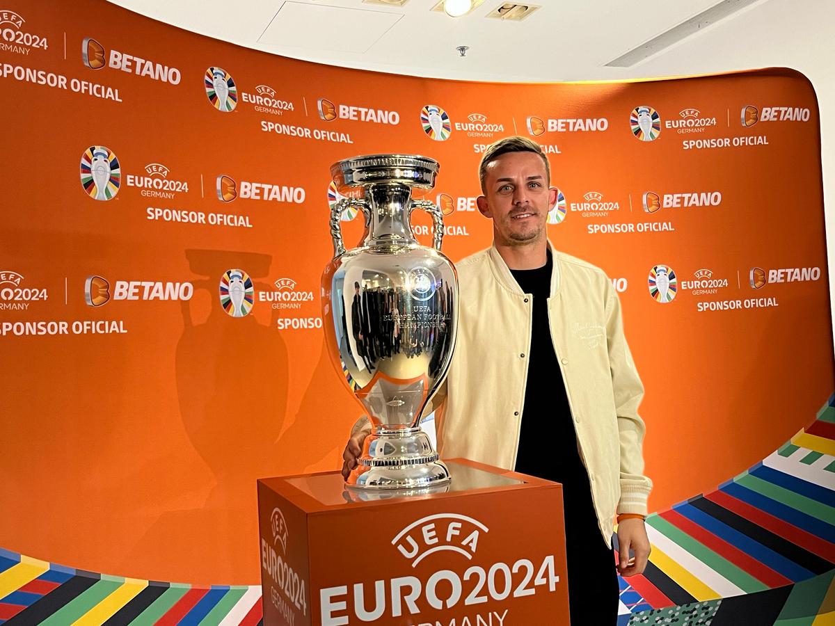 Trofeul EURO a ajuns la București
