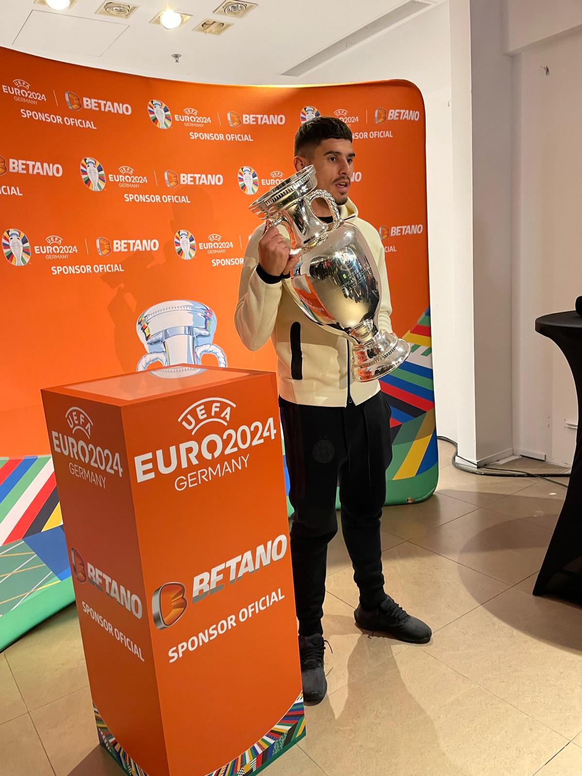 Trofeul EURO a ajuns în România » Ciprian Marica e optimist: „Grecia a făcut o surpriză, noi de ce nu am face?”