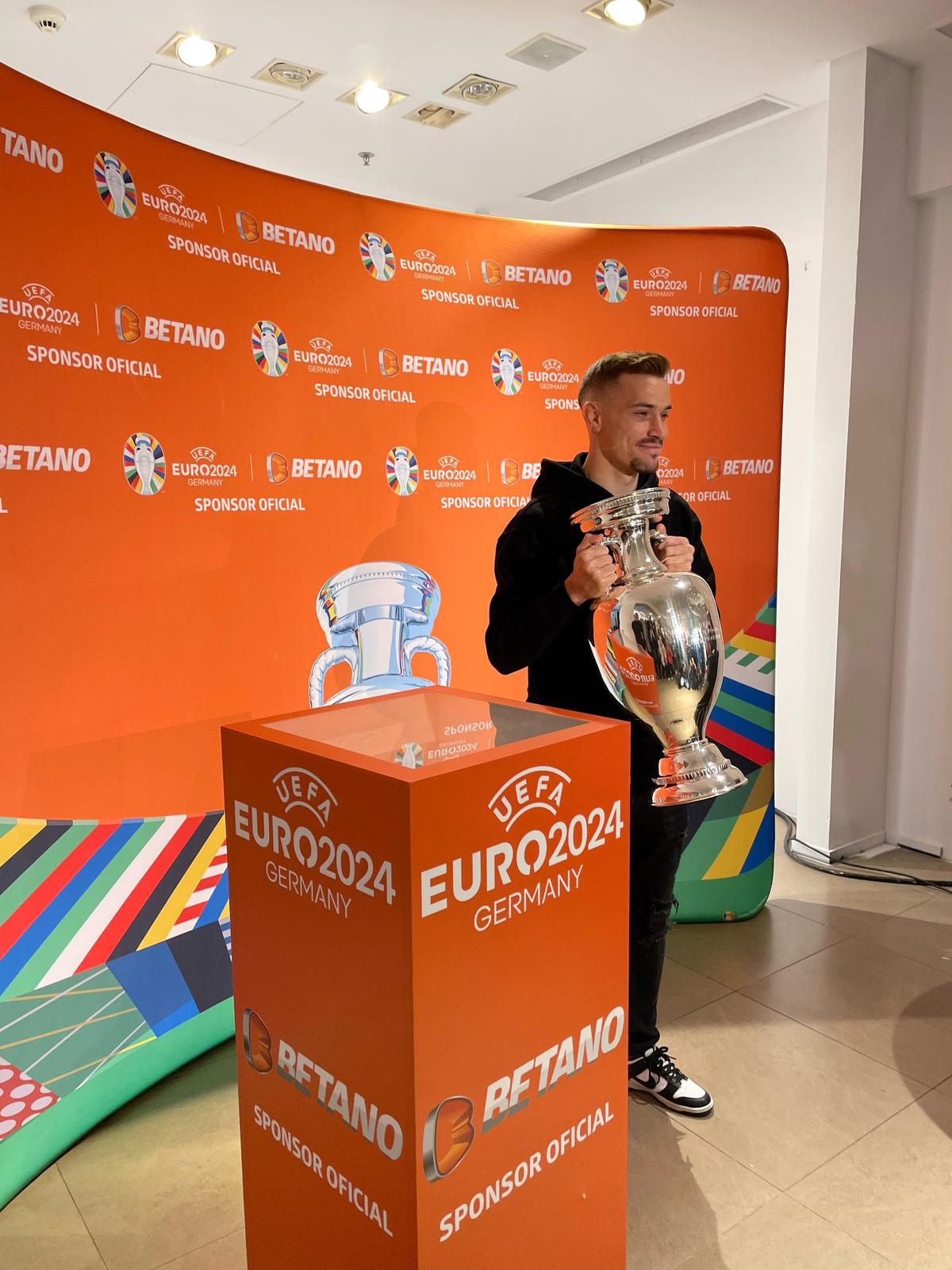 Trofeul EURO a ajuns la București