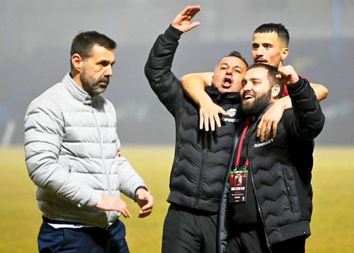 Kopic, antrenorul lui Dinamo, lângă Florentin Petre și Selmani, foto: Imago