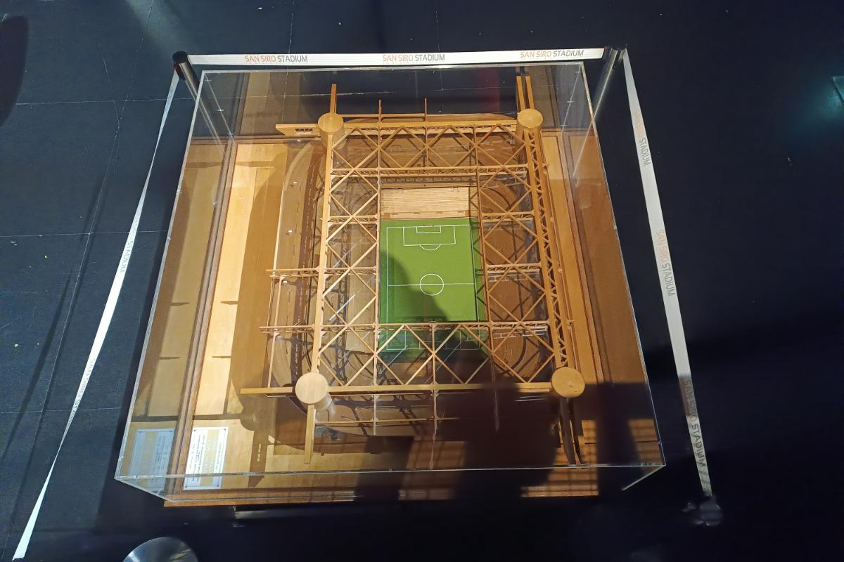 Trofeul Stelei, expus la muzeul stadionului San Siro din Milano