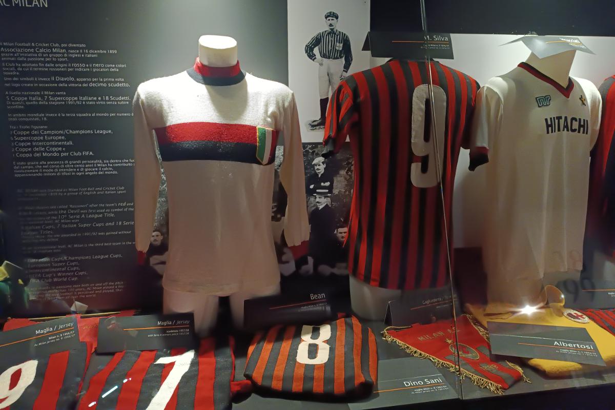 Trofeul Stelei, expus la muzeul stadionului San Siro din Milano