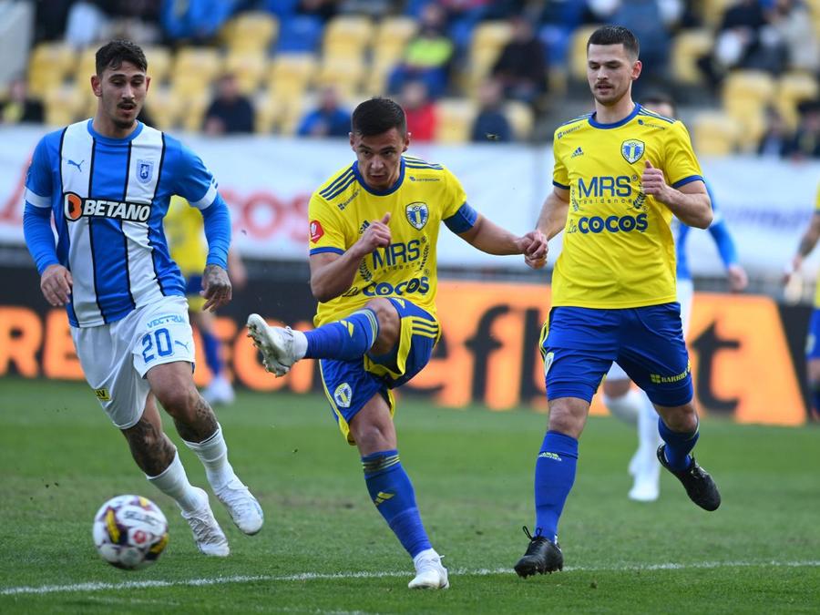 Valentin Țicu, în galben, în acțiune / foto: Imago Calvar pentru căpitanul din Superligă: „Feriți-vă de spitalele din România! S-ar putea să mai am nevoie de două operații”