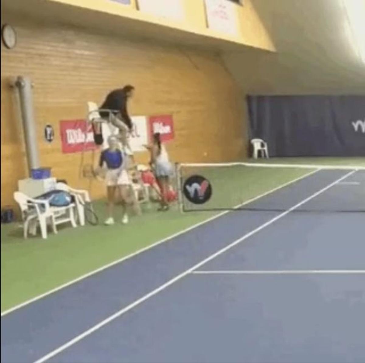Scene incredibile la Praga » Tenismena care a eliminat-o pe Ana Bogdan de la Australian Open a aruncat scaunul în perete după ce a pierdut finala