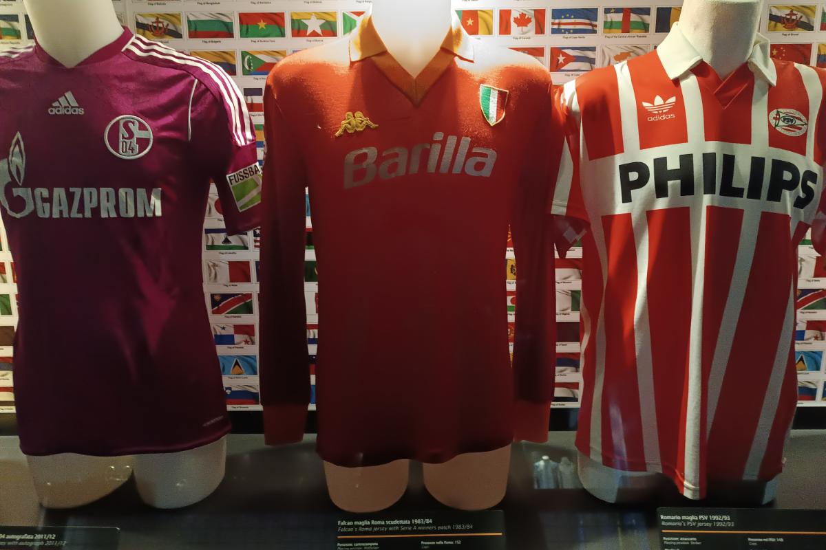 Trofeul Stelei, expus la muzeul stadionului San Siro din Milano