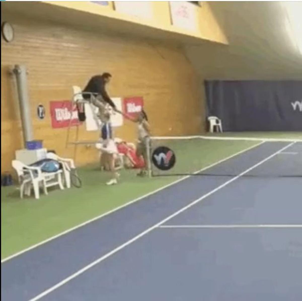 Scene incredibile la Praga » Tenismena care a eliminat-o pe Ana Bogdan de la Australian Open a aruncat scaunul în perete după ce a pierdut finala