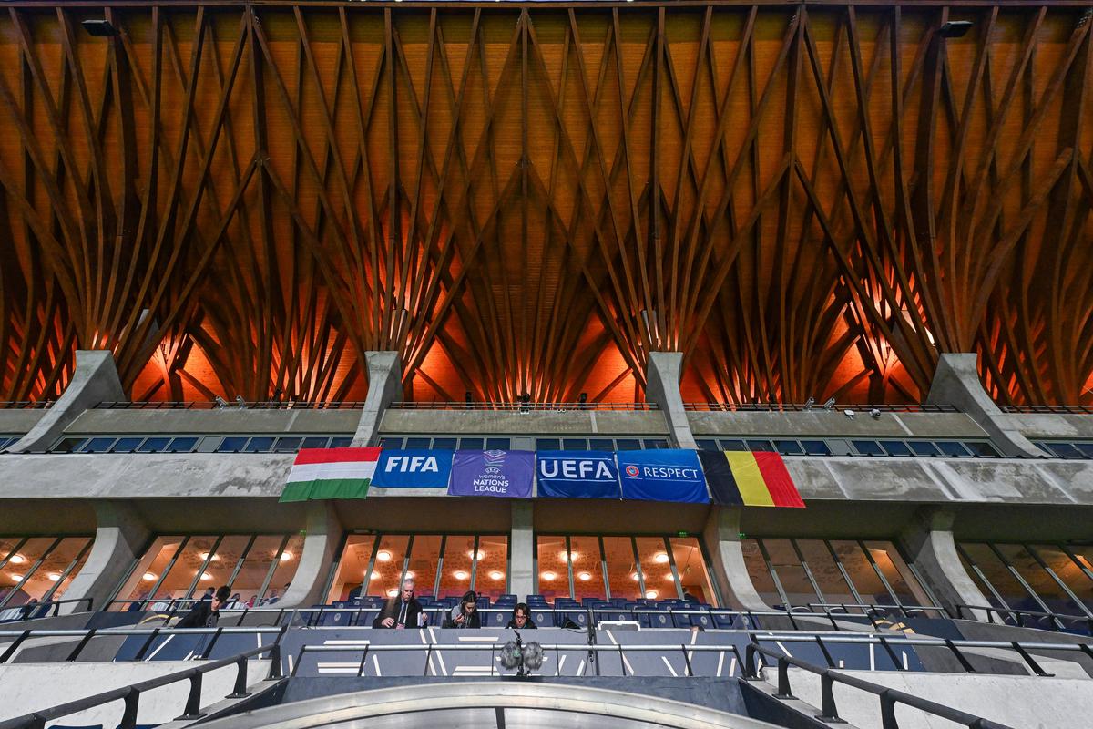La 870 de km de București găsim un stadion unic în lume: cetate medievală, mănăstire sau arenă de fotbal?