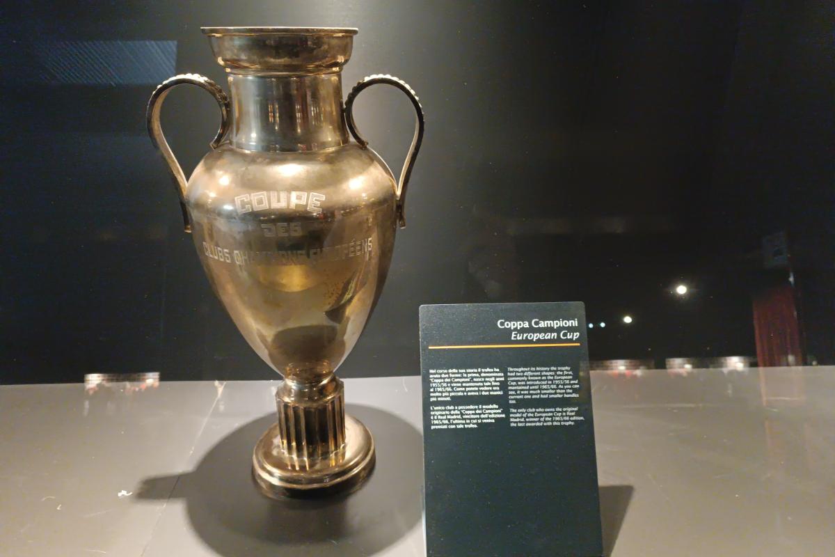 Trofeul Stelei, expus la muzeul stadionului San Siro din Milano