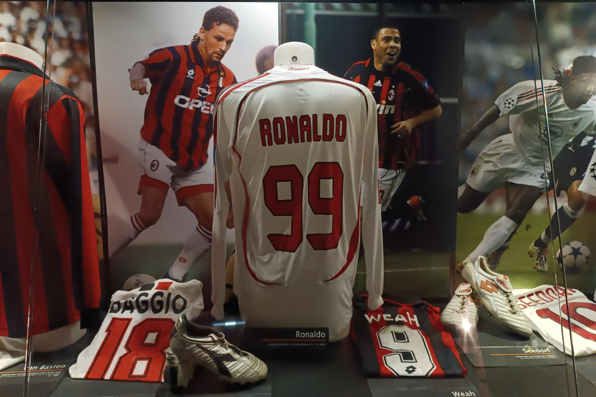 Trofeul Stelei, expus la muzeul stadionului San Siro din Milano