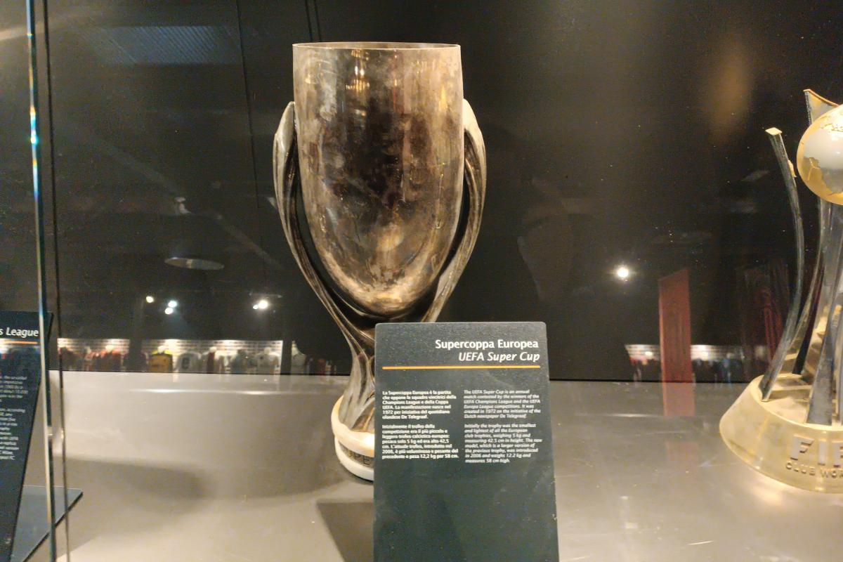 Trofeul Stelei, expus la muzeul stadionului San Siro din Milano