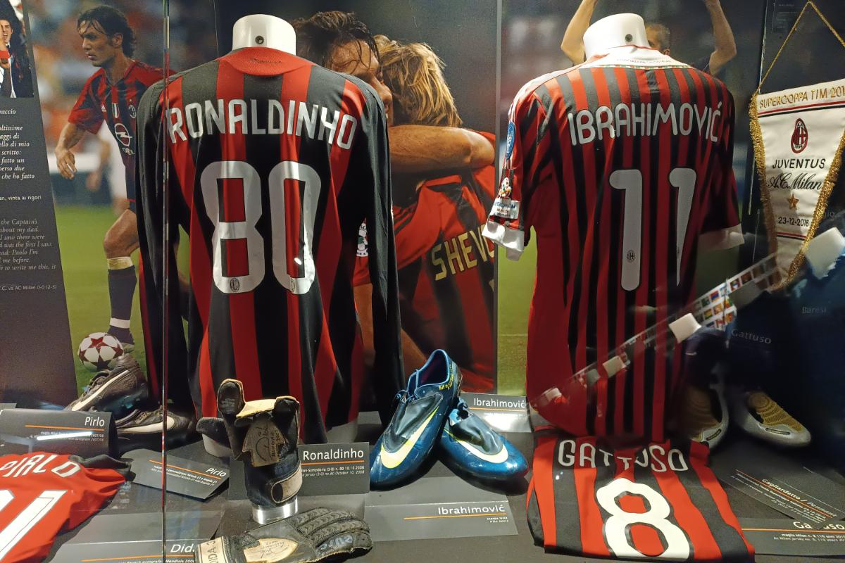 Trofeul Stelei, expus la muzeul stadionului San Siro din Milano