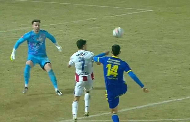 Fază hilară în Superliga » Cum a putut să-și dea autogol fostul jucător de la Rapid