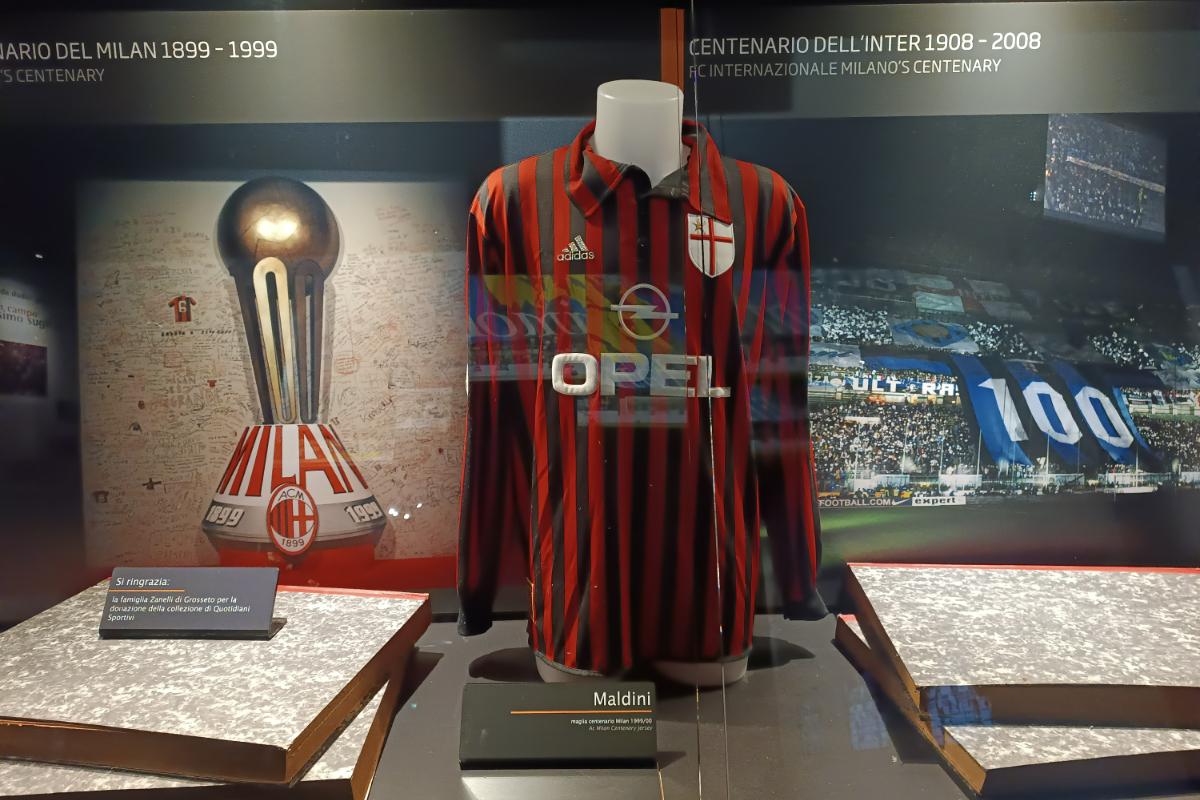 Trofeul Stelei, expus la muzeul stadionului San Siro din Milano