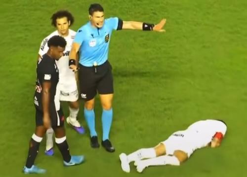 Neymar se prăbușește fără să fi fost atins de Thiago Mendes în meciul FC Santos - Vasco da Gama 2-1 / Foto: X Instagram portaludoacontece