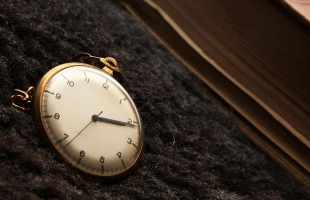România trece la ora de vară în această noapte: ora 3:00 devine ora 4:00