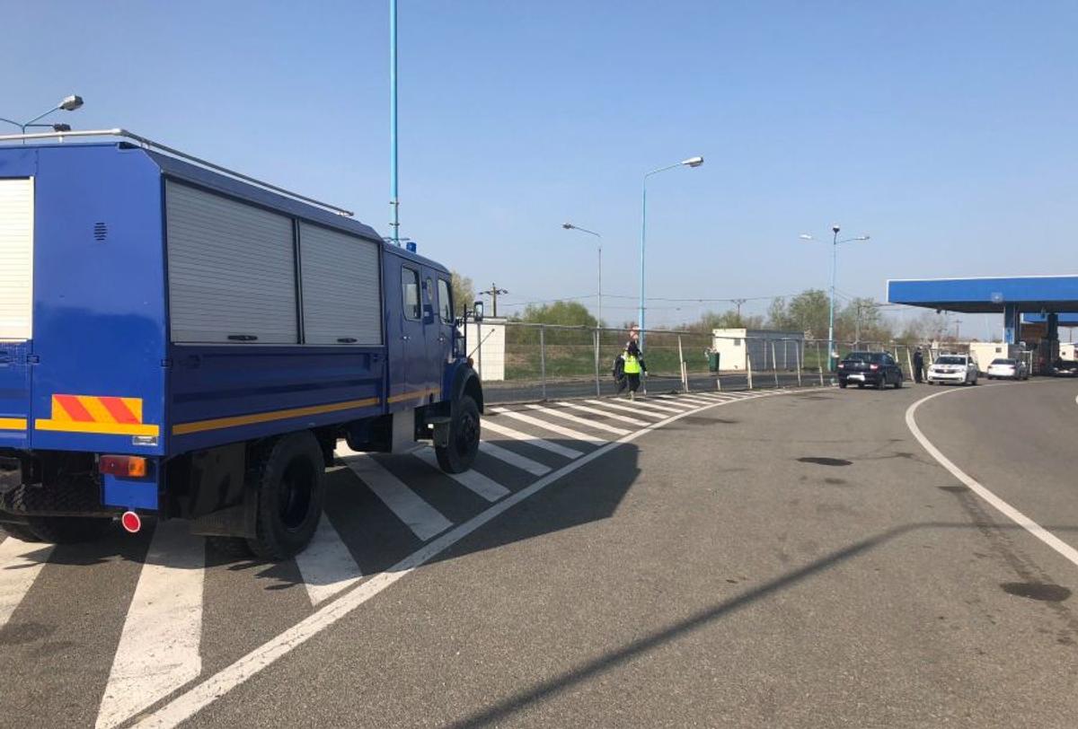 Imagine din lumea reală la Nădlac! Oamenii care intră în țară pe jos sunt duși la gară cu o remorcă trasă de un tractor, dezinfectată după cursă