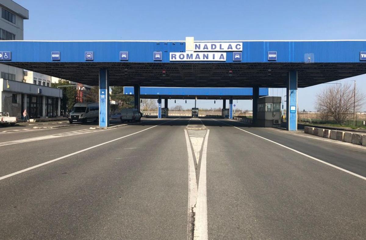 Imagine din lumea reală la Nădlac! Oamenii care intră în țară pe jos sunt duși la gară cu o remorcă trasă de un tractor, dezinfectată după cursă