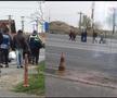 Imagine din lumea reală la Nădlac! Oamenii care intră în țară pe jos sunt duși la gară cu o remorcă trasă de un tractor, dezinfectată după cursă