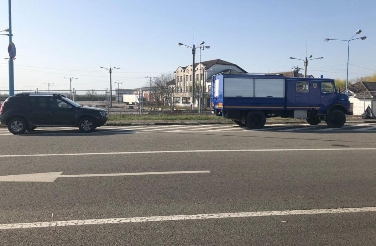 Imagine din lumea reală la Nădlac! Oamenii care intră în țară pe jos sunt duși la gară cu o remorcă trasă de un tractor, dezinfectată după cursă