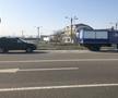 Imagine din lumea reală la Nădlac! Oamenii care intră în țară pe jos sunt duși la gară cu o remorcă trasă de un tractor, dezinfectată după cursă