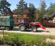 Imagine din lumea reală la Nădlac! Oamenii care intră în țară pe jos sunt duși la gară cu o remorcă trasă de un tractor, dezinfectată după cursă