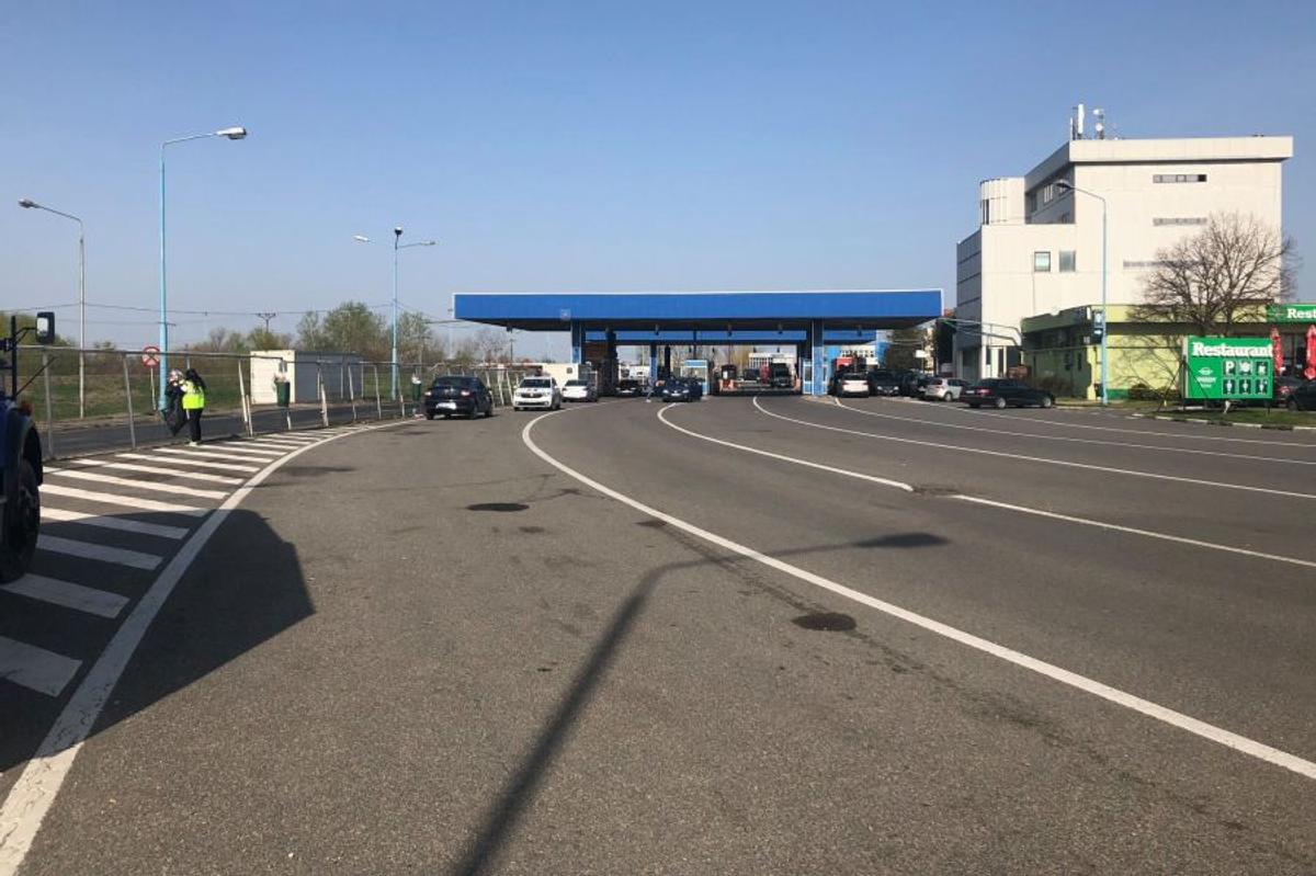 Imagine din lumea reală la Nădlac! Oamenii care intră în țară pe jos sunt duși la gară cu o remorcă trasă de un tractor, dezinfectată după cursă