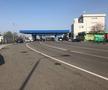 Imagine din lumea reală la Nădlac! Oamenii care intră în țară pe jos sunt duși la gară cu o remorcă trasă de un tractor, dezinfectată după cursă
