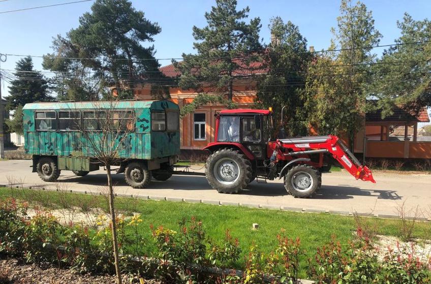 Cu această remorcă ar trebui transportați oamenii din vamă până la Gara Nădlac // sursă foto: Facebook @ Ioan Radu Mărginean