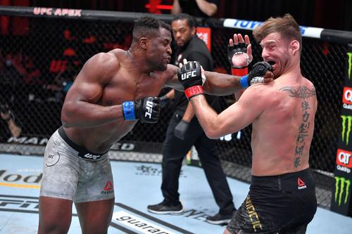 Lovitura lui Ngannou care l-a pus la podea pe Miocic // foto: Twitter @ ufc