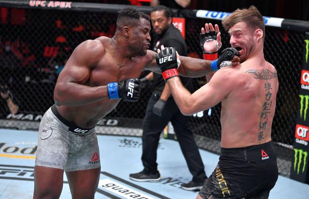 Francis Ngannou, noul campion la categoria grea în UFC! KO devastator în meciul pentru centură