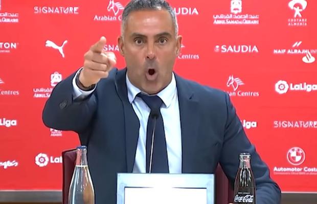 A cedat nervos la conferința de presă și a început să țipe: „Merităm respect! Trebuie să-mi apăr echipa”