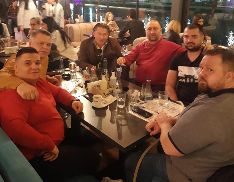 Liviu Ungurean (primul din stânga) în restaurantul în care s-a petrecut incidentul cu Nicolae Grigore Antrenorul Rapidului, umilit de șeful galeriei de față cu jucătorii: „Nu pot să neg. S-au întâmplat multe lucruri fără legătură cu fotbalul” + Doi jucători s-au îmbătat înainte de meci!