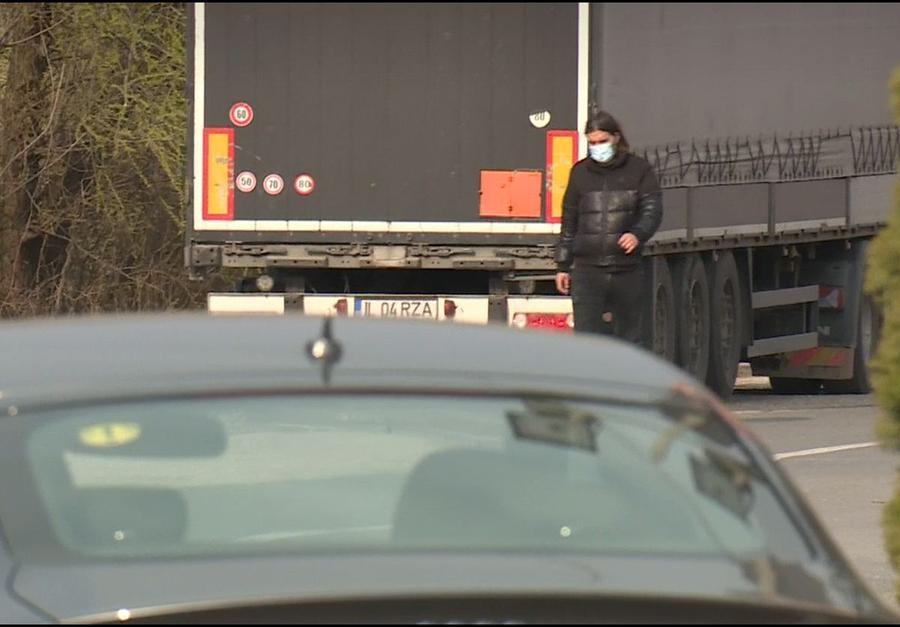 Dan Alexa, pe străzile din Chiajna / FOTO: Captură @Telekom Sport Moment straniu cu Dan Alexa » A fost surprins pe străzile din Chiajna, în timpul duelului Concordia - ASU Poli