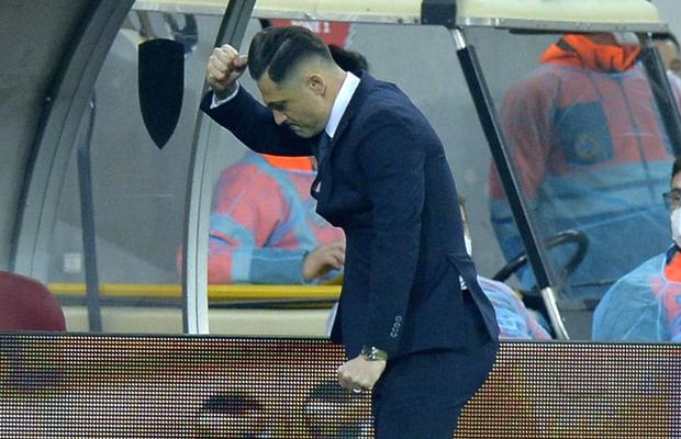 Rădoi, enervat în două momente: „Dă-le, bă, mingea!” + „Sunt lucruri care nu se văd la TV”