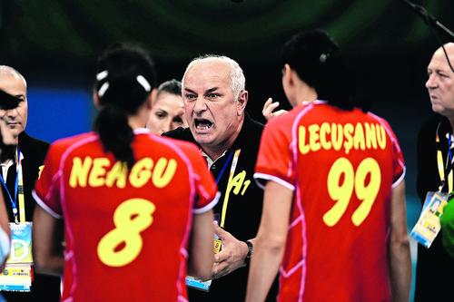 Narcisa Lecușanu (dreapta), Cristina Neagu (stânga) și Gheorghe Tadici (centru)
FOTO: GSP