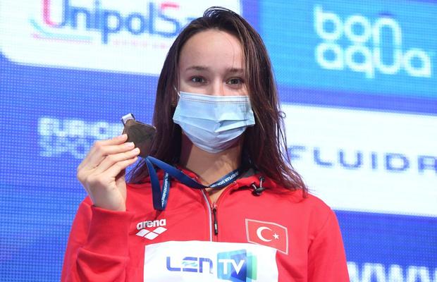 O înotătoare de origine ucraineană a călcat în picioare steagul Rusiei » Reacția ministrului rus al Sportului