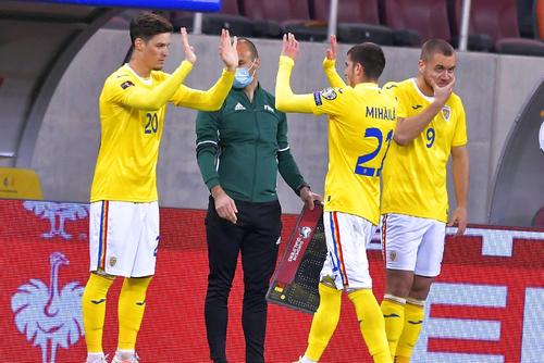 Dennis Man (în stânga) preia temporar tricoul cu numărul 10 de la națională / Sursă foto: Imago Images
