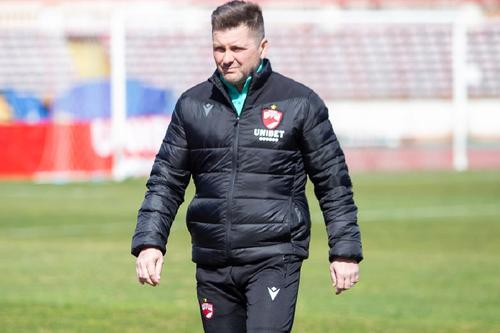 Dusan Uhrin se confruntă cu noi bătăi de cap / Sursă foto: FCDinamo@Official