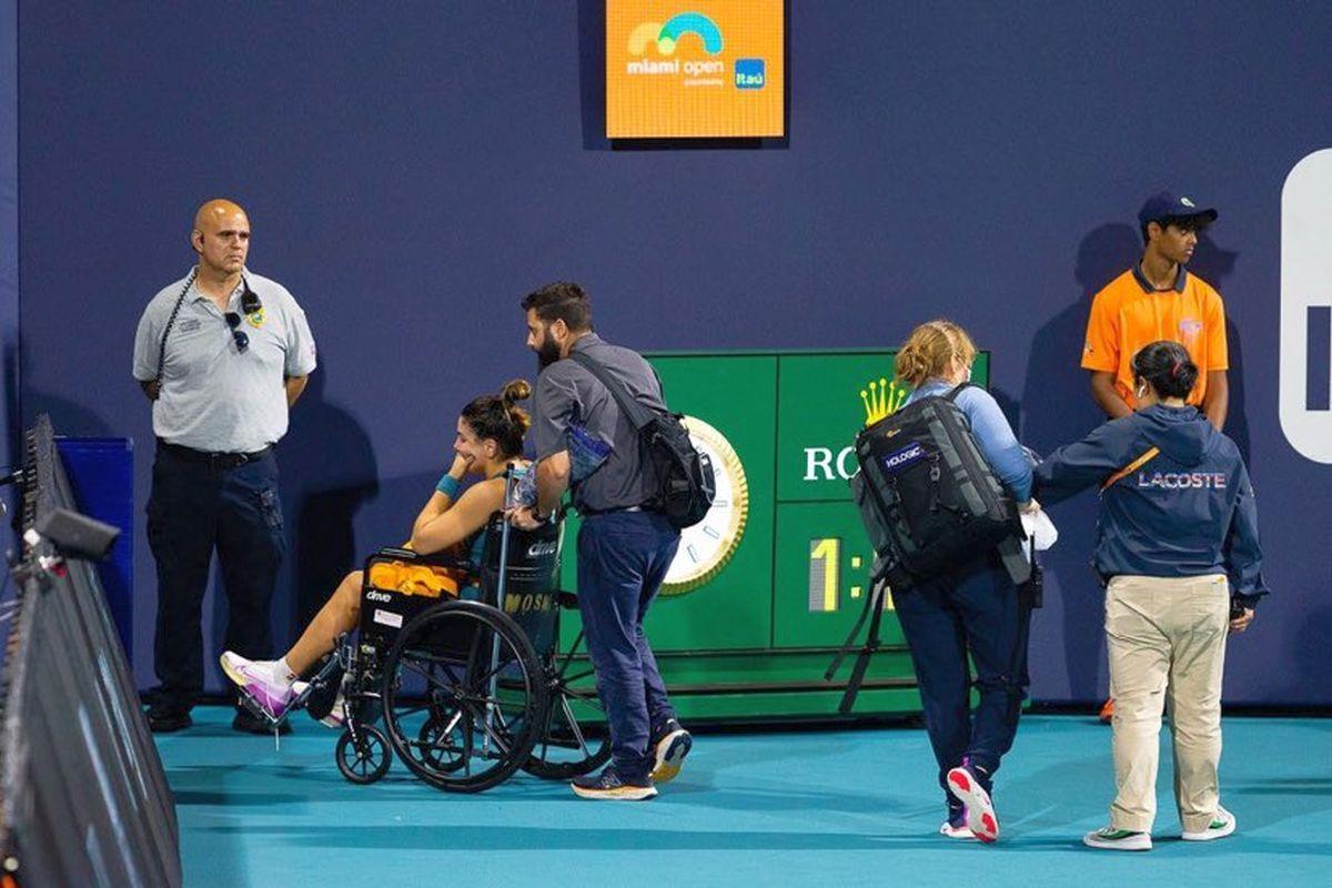 Bianca Andreescu s-a accidentat la turneul de la Miami și a părăsit terenul în scaunul cu rotile » Mama ei a plâns în tribunele arenei