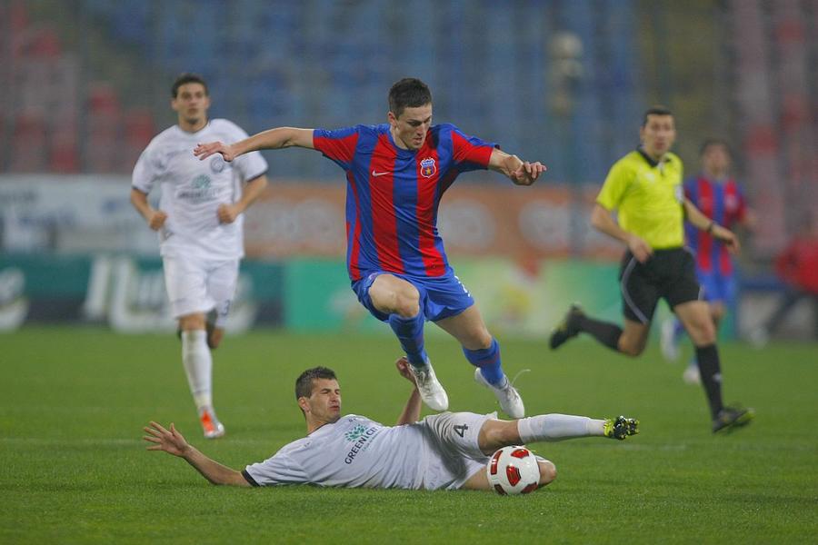 Gardoș în partida FCSB - Urzizeni 5-0, returul campionatului 2010/11, meci la care s-a gândit fostul stoper când a fost întrebat despre blaturile din carieră 3 meciuri suspecte de blat cu FCSB și un joc aranjat sigur: „Portarul nostru dădea pasele în gât”