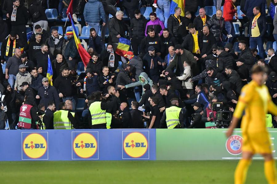 Bătaia dintre români și români în tribunele stadionului din Andorra la Vella definește Risipiți pe lângă tricolor