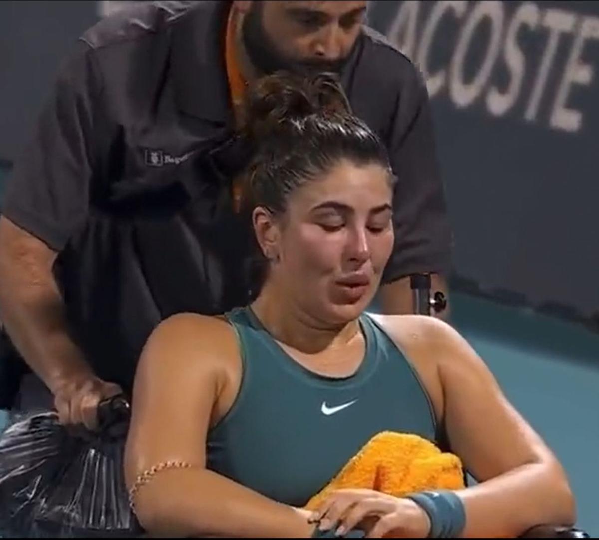 Bianca Andreescu s-a accidentat la turneul de la Miami și a părăsit terenul în scaunul cu rotile » Mama ei a plâns în tribunele arenei