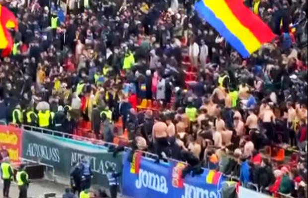 Au comis-o și pe Arena Națională! Scandări xenofobe și conflict între două galerii din Liga 1 + toate mesajele afișate la România - Belarus